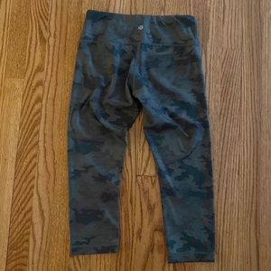 Lululemon Wunder Under Camo Crop - size 6